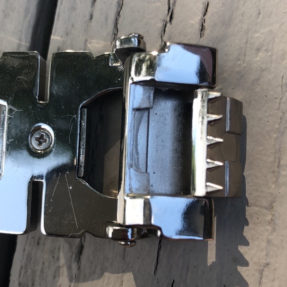 brushed silver tone solid and heavy designer style belt buckle - Picture 4 of 12